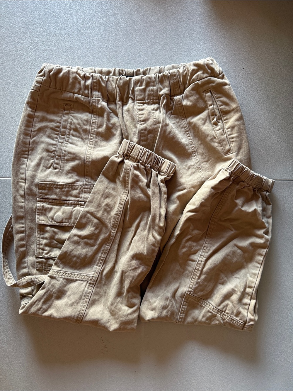 Forever 21 Beige Elastic Waist Cargo Capri pants draw sting size M
